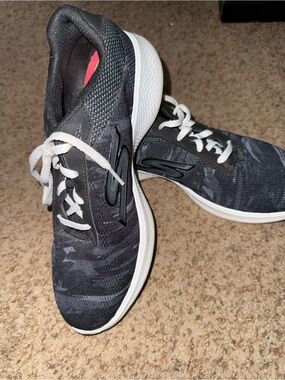 Sketchers GOwalk sneakers.. sz 8